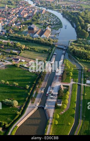 Frankreich, Nord, Watten, Vakuumschleuse mit Lastkähne auf dem Kanal Aa (Luftbild) Stockfoto