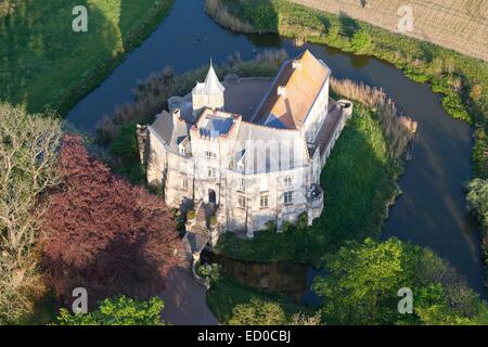 Frankreich, Pas-De-Calais, Tilques, Schloss d'Ecou, alte Festung in den Sumpf Audomarois (Luftbild) Stockfoto