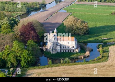 Frankreich, Pas-De-Calais, Tilques, Schloss d'Ecou, alte Festung in den Sumpf Audomarois (Luftbild) Stockfoto