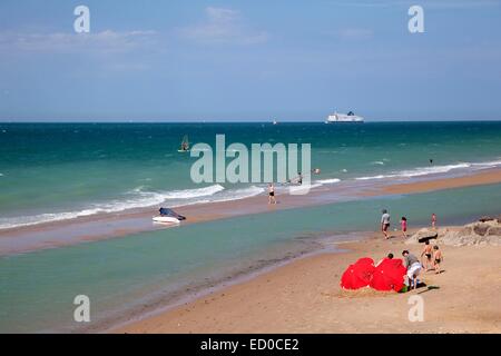 Frankreich, Pas-De-Calais, Sangatte, Strand, Windsurfer und Urlauber Stockfoto