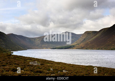 Blick über Loch Muick, Königin Victorias Glas Allt Shiel und die umliegenden Berge und Hügel Stockfoto