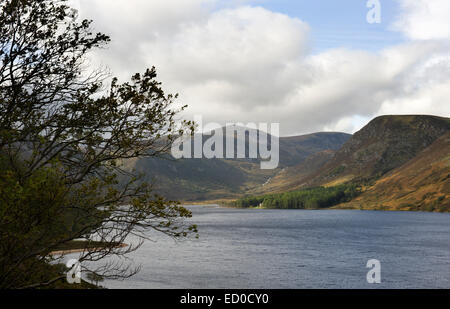 Blick über Loch Muick, Königin Victorias Glas Allt Shiel und die umliegenden Berge und Hügel Stockfoto