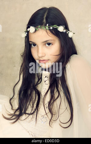 Kleines Mädchen (6-7) Porträt in weiß Stockfoto