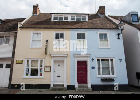 Pastell farbigen Gebäude in South Street, Emsworth, Hampshire, England, Vereinigtes Königreich. Stockfoto