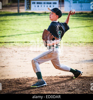 USA, junge (10-11) pitching auf Kannen Hügel Stockfoto