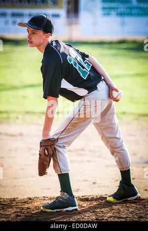 Junge stand auf Kannen Mound Baseball spielen Stockfoto