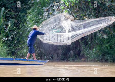 Malaysia, Sabah State, Kinabatangan Fluss, Fischer mit einem Fischnetz Stockfoto