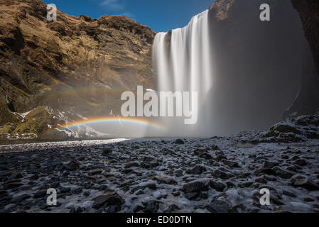 Island, Skogafoss Wasserfall mit doppelter Regenbogen Stockfoto