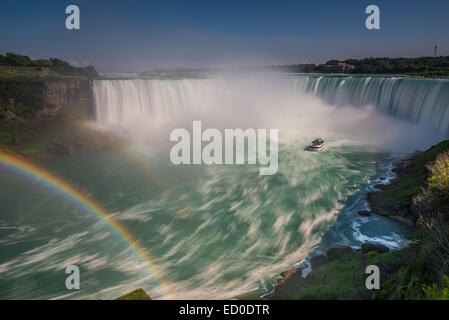 Doppelter Regenbogen über den Niagara Falls, Ontario, Kanada Stockfoto