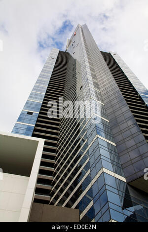 Auf der Suche nach oben entlang der Eureka Tower eines der höchsten Wohngebäude der Welt Melbourne Australien Stockfoto