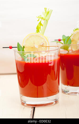 frischer Saft Gazpacho Tomatensuppe auf ein Glas über weiße Holz Tisch Stockfoto