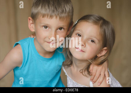 Porträt von Bruder und Schwester lächelnd Stockfoto