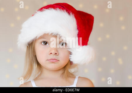 Porträt eines Mädchens mit einem Weihnachtsmütze Stockfoto