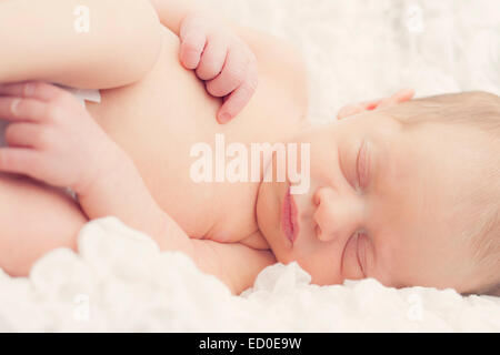 Nahaufnahme des Neugeborenen Baby schlafen Stockfoto