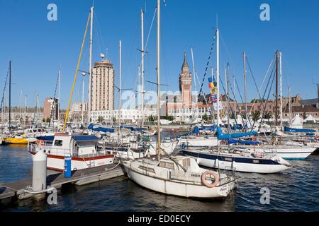 Frankreich, Nord, Dünkirchen, Boote im Hafen und Rathaus Glockenturm von der UNESCO als Welterbe gelistet Stockfoto