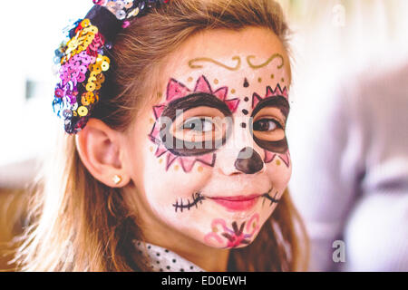 Porträt eines lächelnden Mädchens mit Schädel Gesichtsfarbe Stockfoto