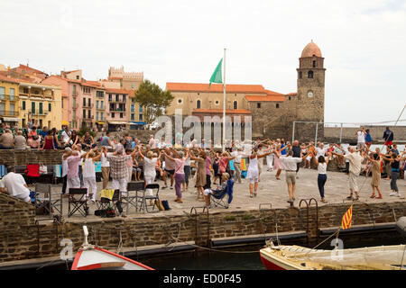 LONDON - 27. SEPTEMBER: Katalanische Volk tanzen ihre traditionellen Sardane am 27. September 2014, in Collioure, Frankreich. Collioure Stockfoto