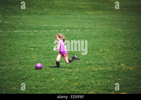 Mädchen (6-7) Fußball spielen Stockfoto