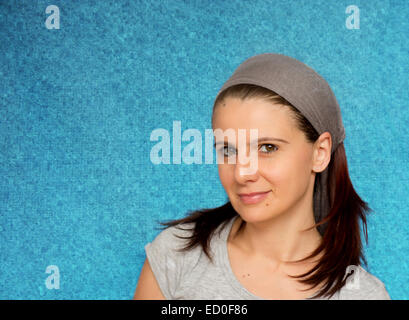 Porträt der Frau auf blauem Hintergrund Stockfoto