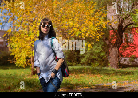 Porträt der jungen Frau in Herbstlandschaft Stockfoto