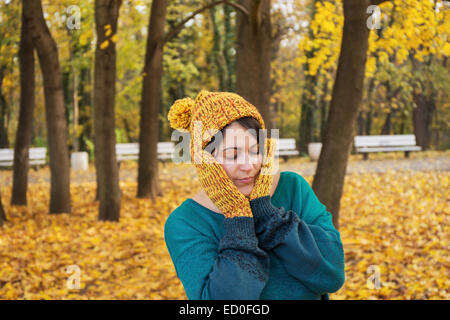 Porträt der Frau im park Stockfoto