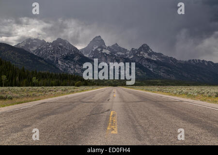 Gerade Straße in die Berge in der Nähe von Jackson Hole, Grand Teton National Park, Wyoming, USA Stockfoto