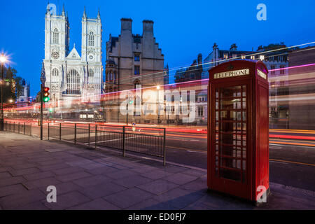 Vereinigtes Königreich, England, London, Westminster Abbey an mit leichten Trails und rotes Telefon box im Vordergrund Stockfoto