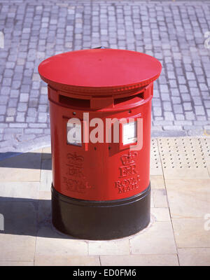 Royal Mail Typ E Säule Kasten, Eastgate Street, Chester, Cheshire, England, Vereinigtes Königreich Stockfoto