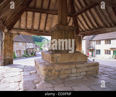 Das 14. Jahrhundert Market Cross, Castle Combe, Wiltshire, England, Vereinigtes Königreich Stockfoto