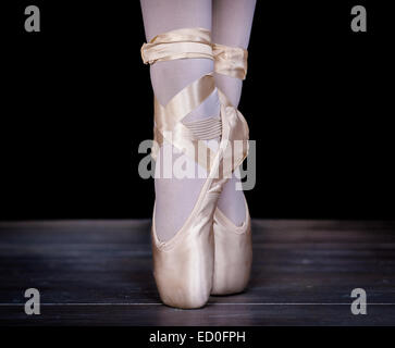 Ballerina stehend En pointe Stockfoto