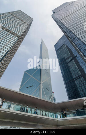 Singapur, niedrigen Winkel Ansicht von Wolkenkratzern und erhöhten Laufsteg Stockfoto