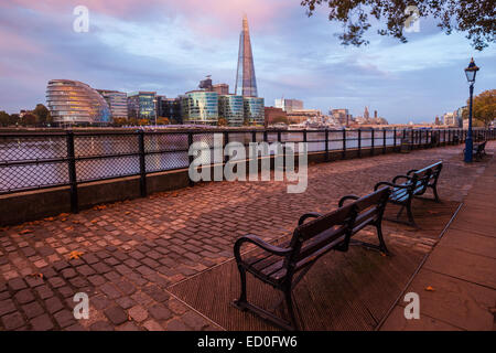 Vereinigtes Königreich, London, Blick vom Nordufer der Themse, Blick nach Süden, Uferpromenade mit Shard Wolkenkratzer Stockfoto