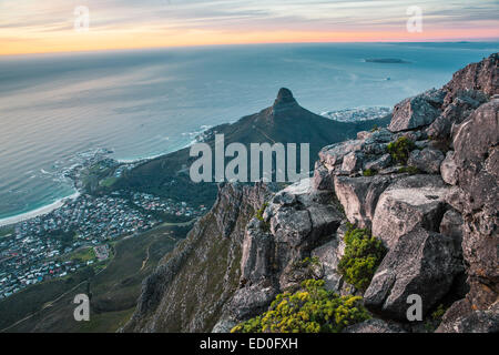 Luftaufnahme von Lion's Head und Kapstadt vom Tafelberg, Westkap, Südafrika Stockfoto