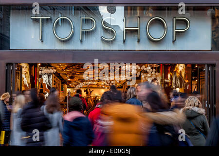 Weihnachts-Einkäufer außerhalb TOPSHOP, Oxford Street, London, England Stockfoto