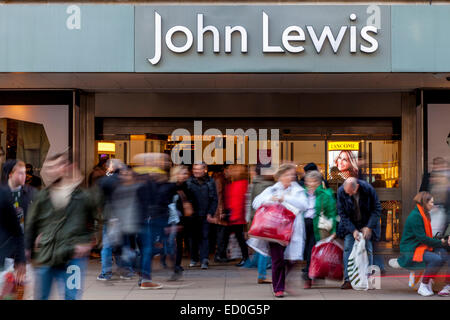 Weihnachts-Einkäufer außerhalb John Lewis, Oxford Street, London, England Stockfoto