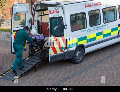 Welsh Krankenwagen NHS Trust Patiententransport Betreiber ein älteren Patienten im Rollstuhl von zu Hause aus zu sammeln. Wales UK Stockfoto