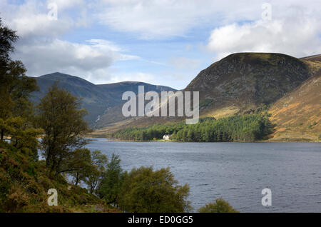 Blick über Loch Muick, Königin Victorias Glas Allt Shiel und die umliegenden Berge und Hügel Stockfoto
