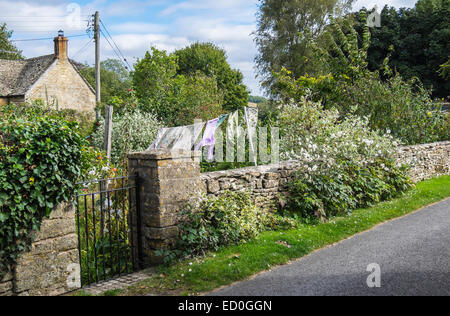 Wäscheleine und Wäscheständer Kirche Straße Guiting Power The Cotswolds Gloucestershire, England Stockfoto
