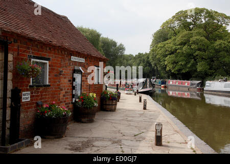 Liegeplätze und Dienstleistungen für Narrowboats am Oxford-Kanal bei Thrupp. Stockfoto