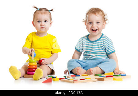 Lustige Kinder spielen pädagogische Spielwaren isoliert Stockfoto