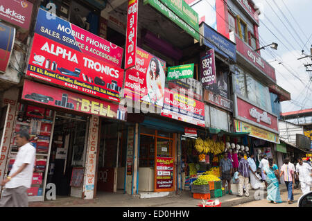 Kerala, Indien - Geschäfte in Mundakayam. Stockfoto