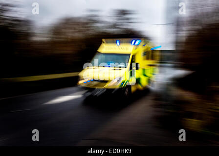 Schnell bewegenden Reaktion auf einen Notfall Bild zeigt Geschwindigkeit Krankenwagen zu verwischen. Stockfoto