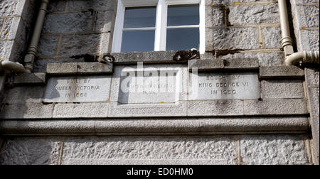 Beschreibung-Platten über dem Eingang zur Königin Victorias Glas Allt Shiel an den Ufern des Lock Muick Cairngorms National Park Stockfoto