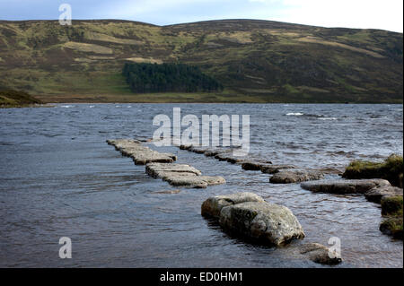 Suche entlang Schutt Stege von der Slipanlage am oberen Ende des Loch Muick im Cairngorms National Park Stockfoto