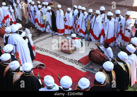 Religiöse Zeremonie in einem Lalibela Felsen gehauene Kirchen Stockfoto