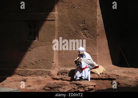 Mönch in Lalibela lesen Stockfoto