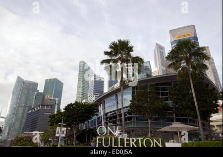 Das Bankenviertel und die One Fullerton Restaurant in Singapur. Stockfoto