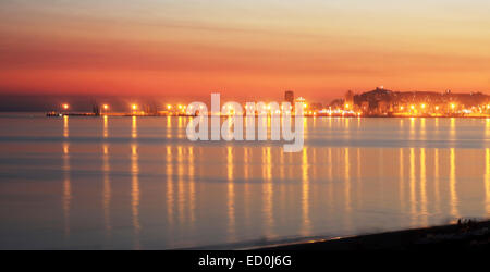 Sonnenuntergang über dem Strand von Durres, Albanien Stockfoto