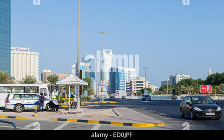 Manama, Bahrain - 21. November 2014: Polizeiauto mit Polizisten in Manama Stadt, Hauptstadt von Bahrain. Naher Osten Stockfoto