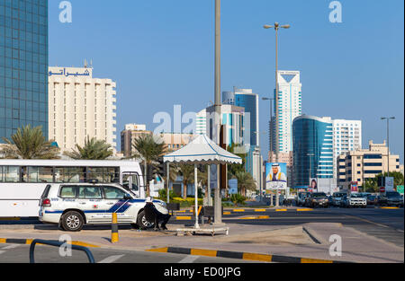 Manama, Bahrain - 21. November 2014: Polizeiauto mit Polizist in Manama Stadt, Hauptstadt von Bahrain. Naher Osten Stockfoto